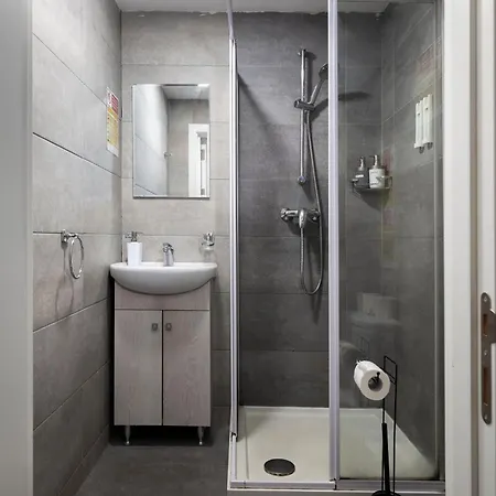 Modern Ensuite In Shared Near Balluta Bay Sliema Gzira Δωμάτια σε οικογενειακή κατοικία