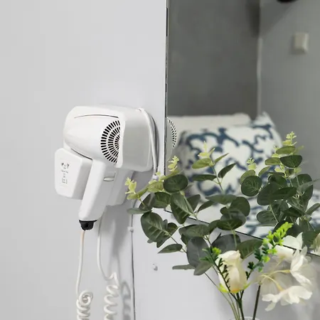 Modern Ensuite In Shared Near Balluta Bay Sliema Gzira Δωμάτια σε οικογενειακή κατοικία *