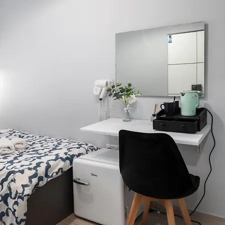 Modern Ensuite In Shared Near Balluta Bay Sliema Gzira Habitación en casa particular San Julián