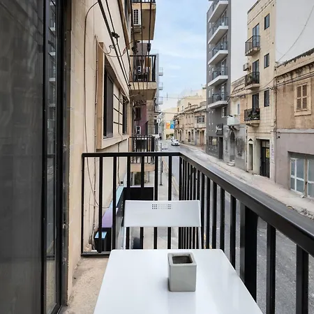 Modern Ensuite In Shared Near Balluta Bay Sliema Gzira *