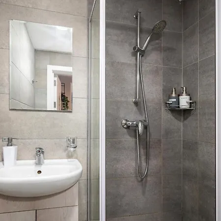 Modern Ensuite In Shared Near Balluta Bay Sliema Gzira Ubytování v soukromí Saint Julian's